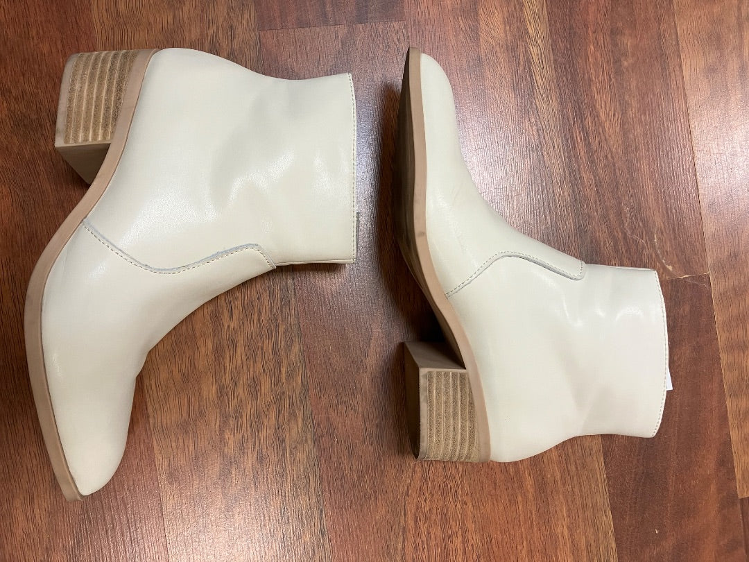White dolce vita boot, 7