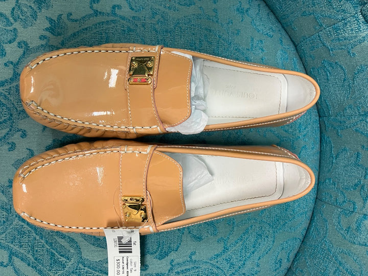Tan Louis Vuitton flat, 9