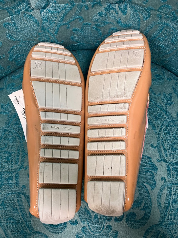 Tan Louis Vuitton flat, 9