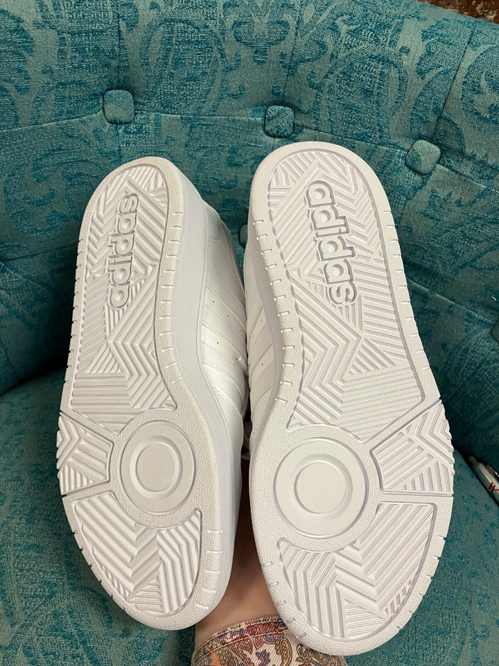 White adidas sneaker, 7.5