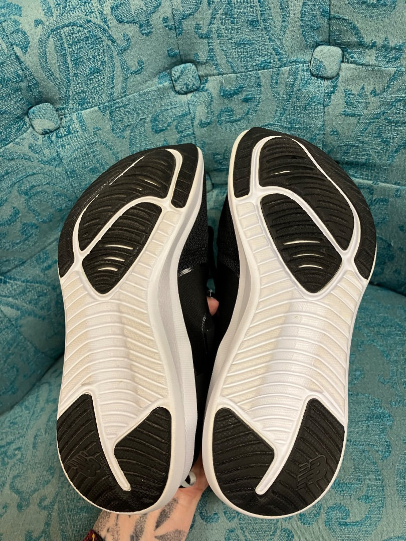 Black new balance sneaker, 6.5