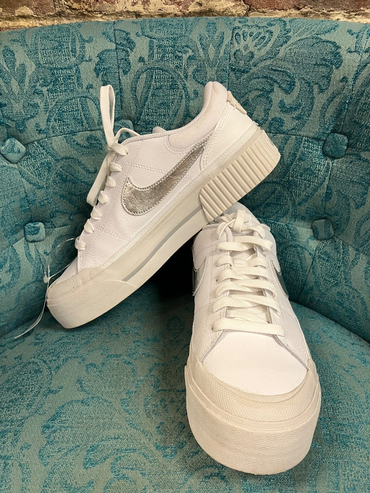 White+ nike sneaker, 9.5