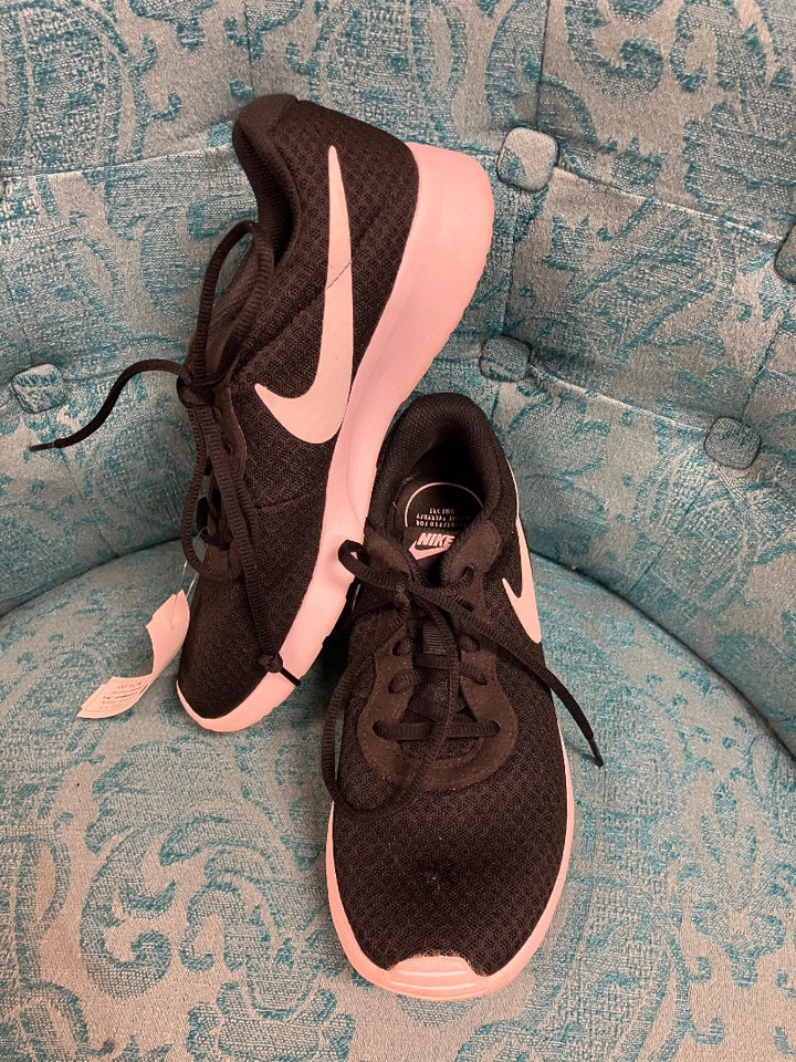 Black nike sneaker, 7.5