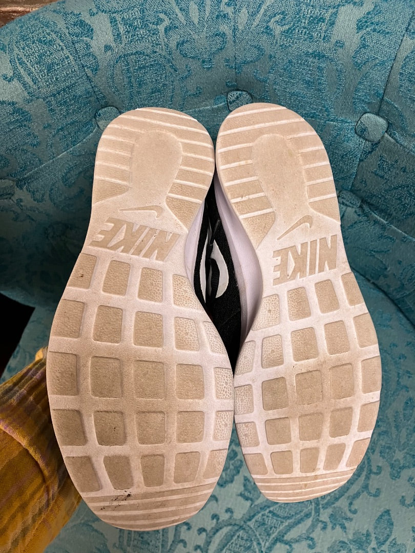 Black nike sneaker, 7.5