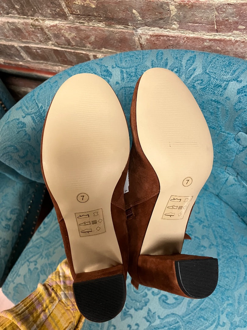 Brown sole society boot, 7